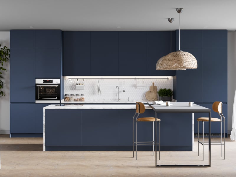 coastal-chic-island-kitchen-white-marble-countertops